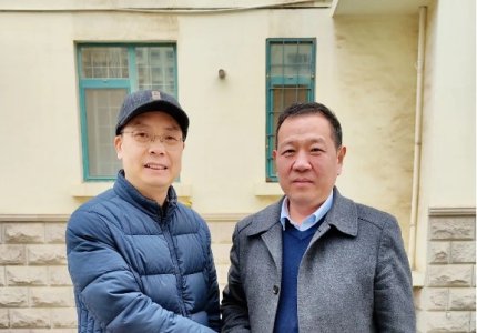 春節(jié)前夕，公司董事長到山東理工大學(xué)看望公司科技副總李德剛教授